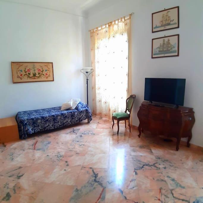 Apartment Gabry's Three-bedroom Big Near Center & Train Station To Pisa And Florence & Ferries To Sardegna Corsica *