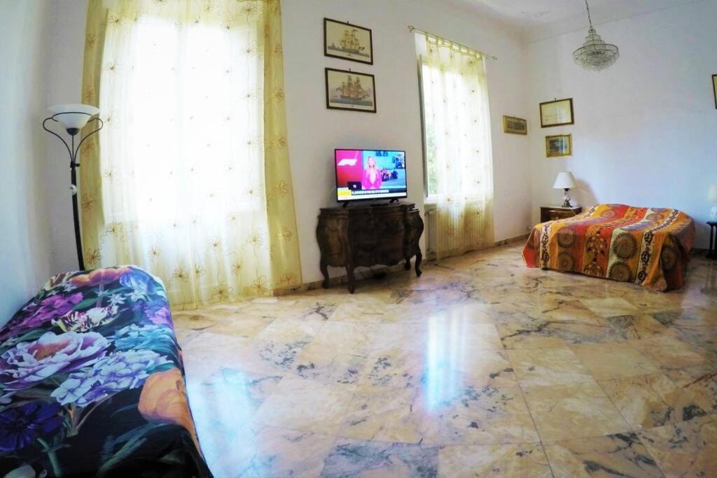 Gabry's Three-bedroom Big Near Center & Train Station To Pisa And Florence & Ferries To Sardegna Corsica Livorno