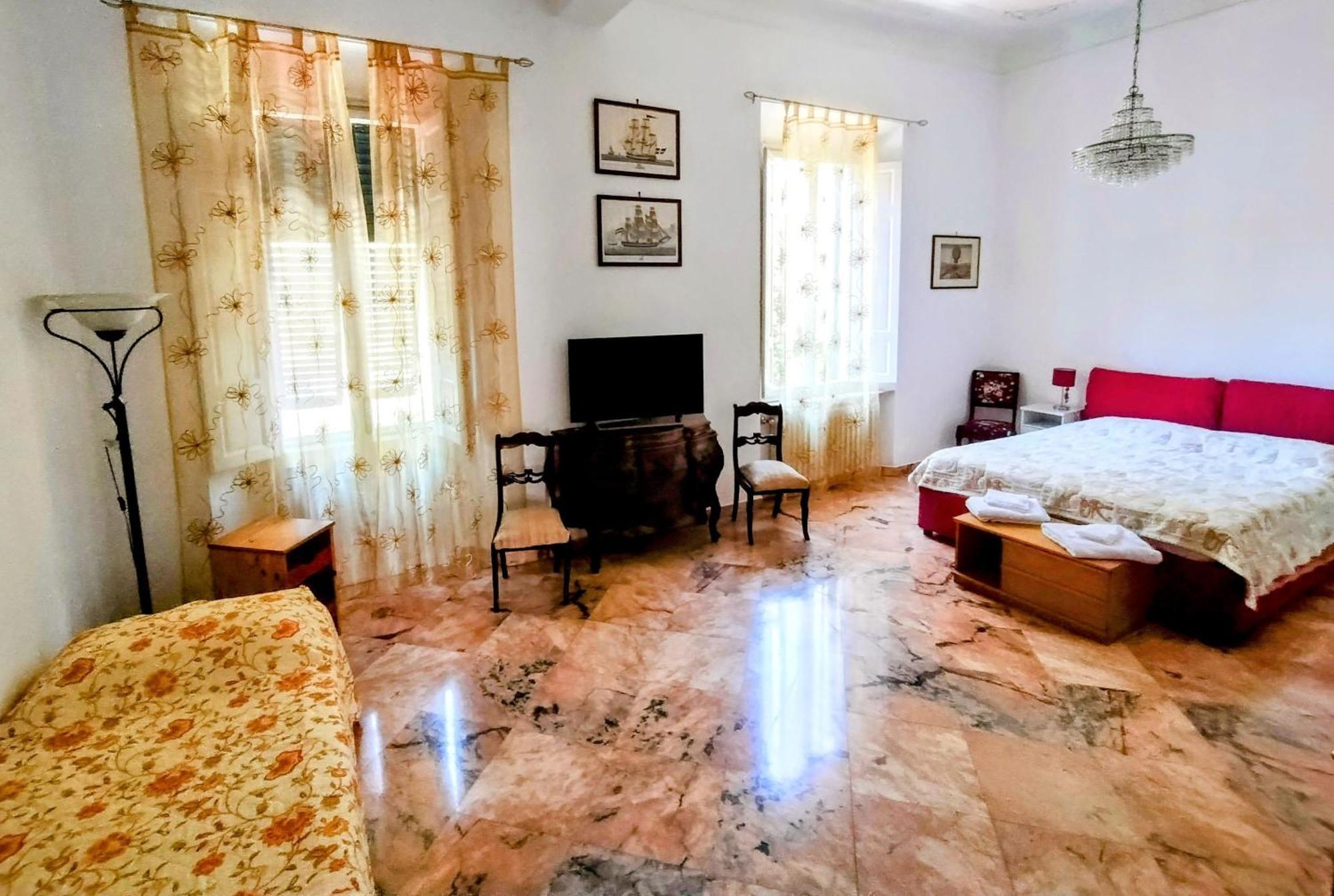 Apartment Gabry's Three-bedroom Big Near Center & Train Station To Pisa And Florence & Ferries To Sardegna Corsica *