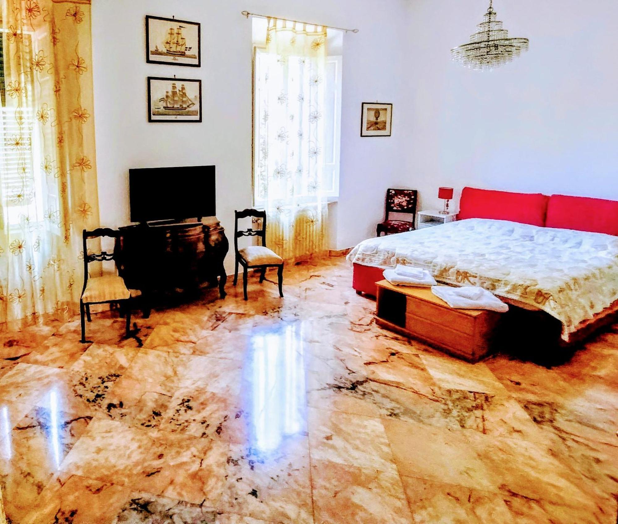 Apartment Gabry's Three-bedroom Big Near Center & Train Station To Pisa And Florence & Ferries To Sardegna Corsica *